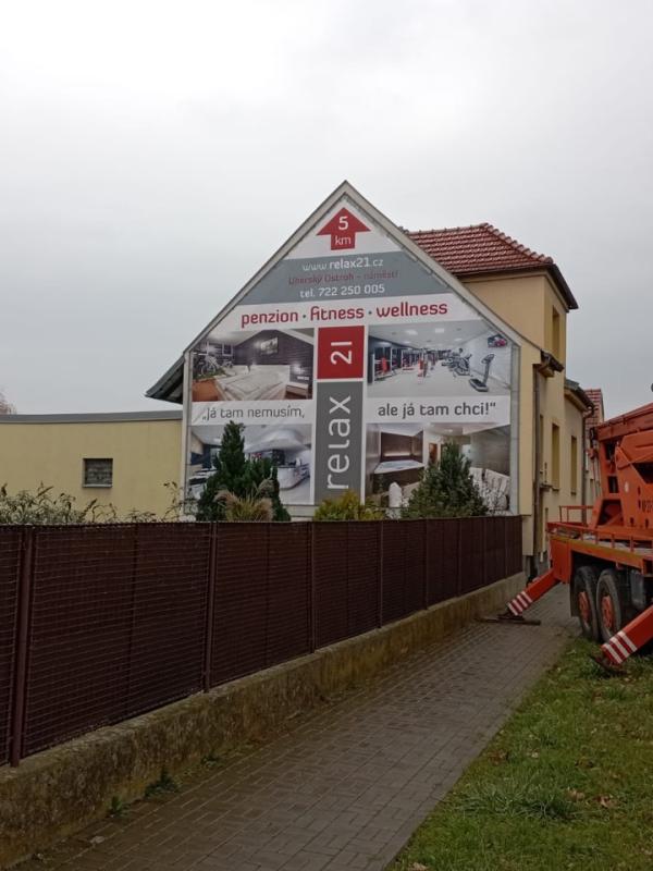 Montáž poutače ve Veselí