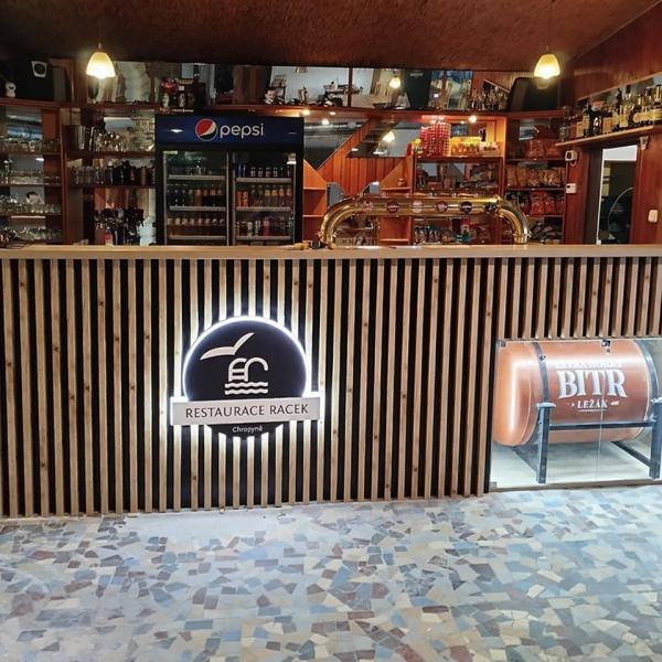 Opláštění výčepního pultu a popisovací tabule